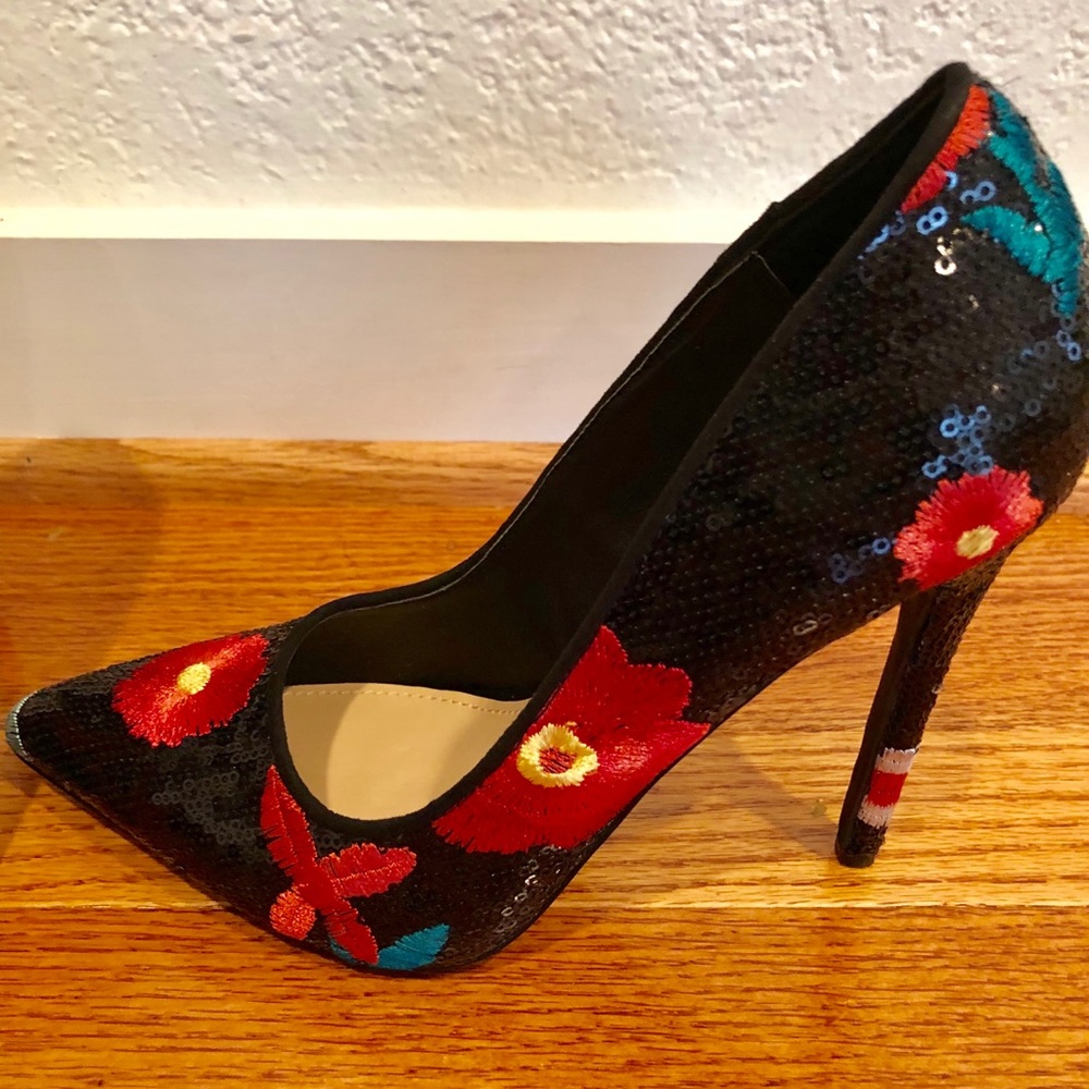 Sequenced patterned heels - Picture 2 of 2